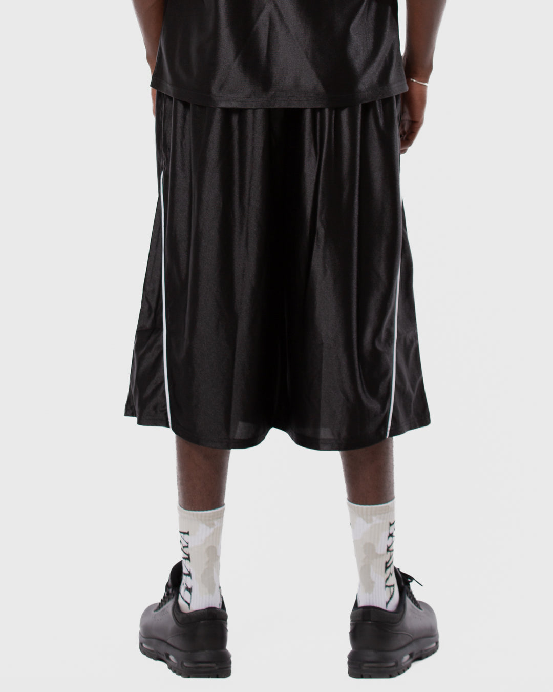 1. BAARA SS26 - BLACK STREETBALL SHORT