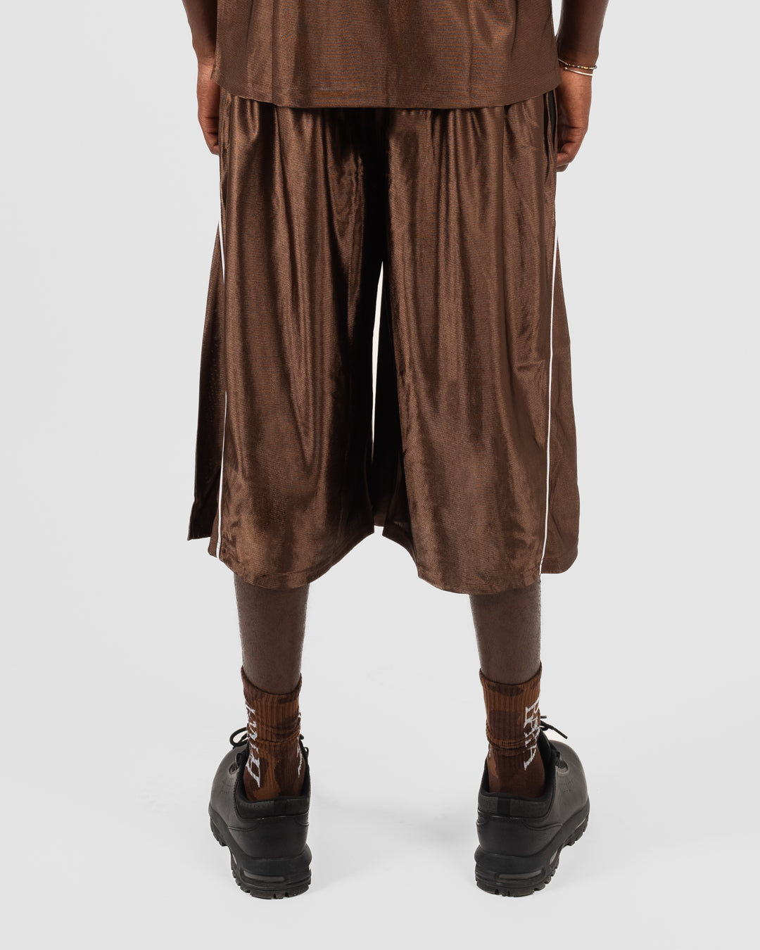 1. BAARA SS26 -  BROWN STREETBALL SHORT