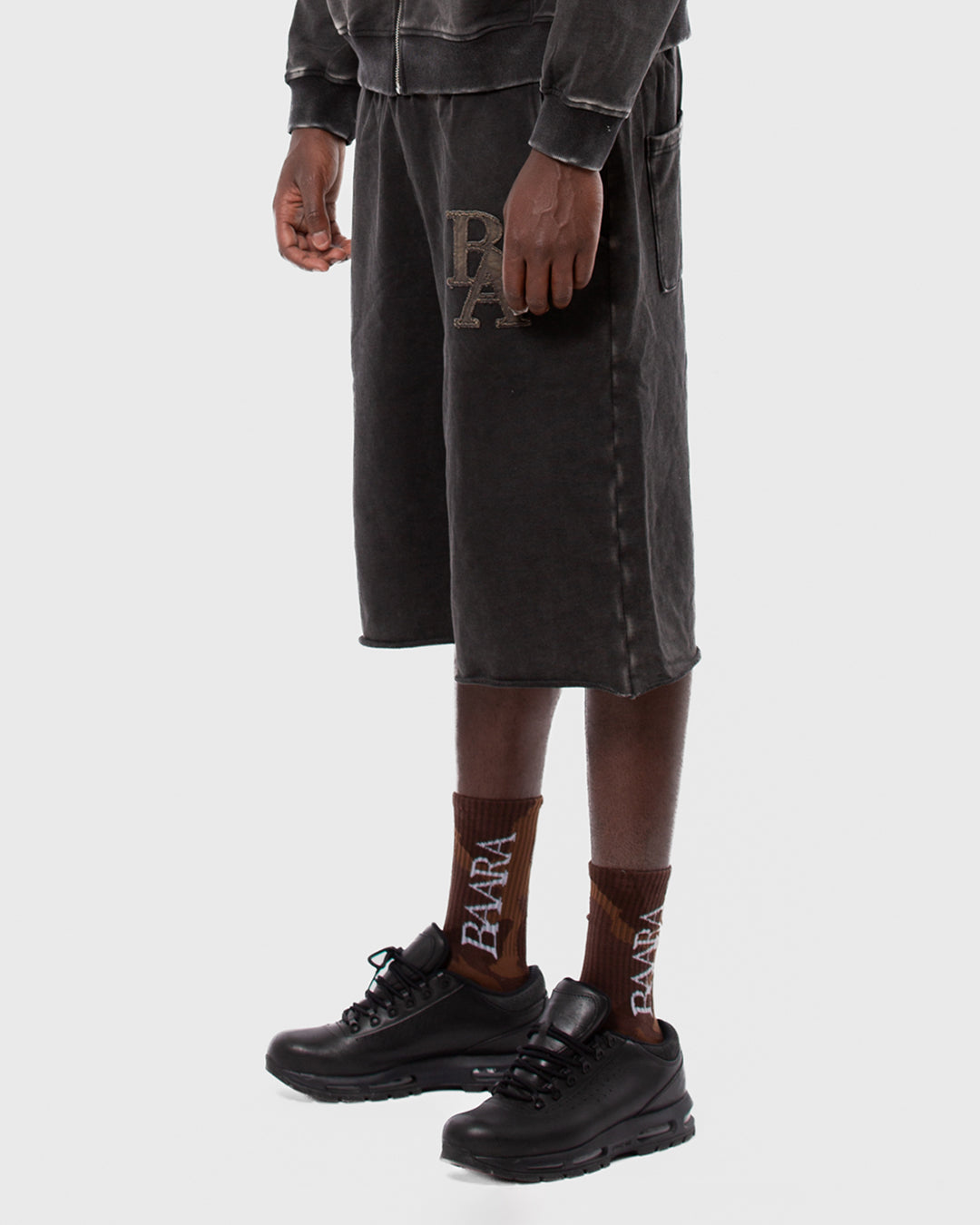 2. BAARA SS26 -  ANTHRACITE SHORT